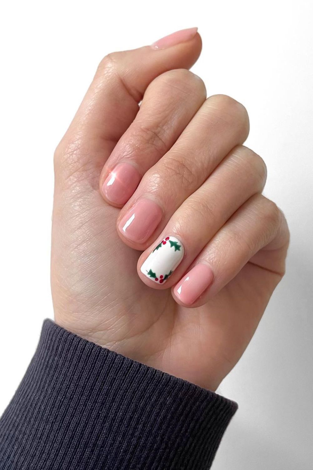 Minimal Holly Accent