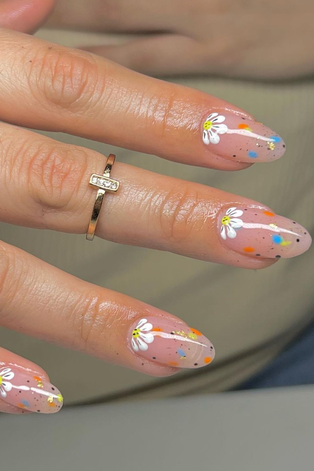 Daisy Speckled Nails