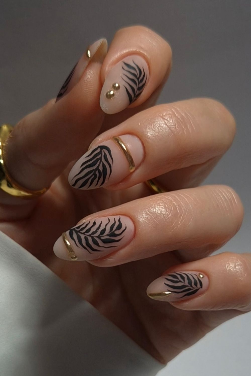Black Leaf Motif